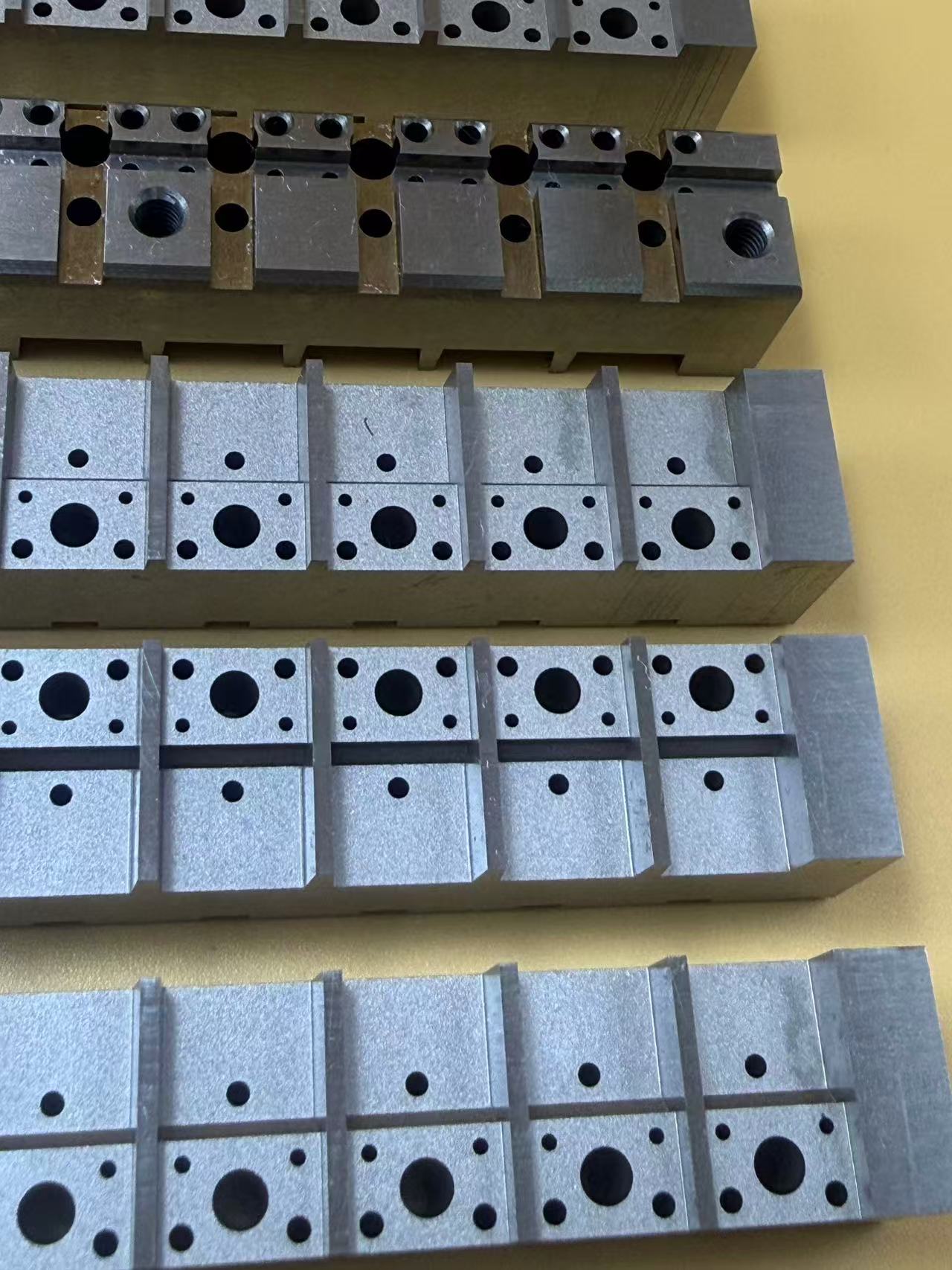 อะไรคือการประยุกต์ใช้เทคโนโลยีการตัดเฉือนด้วยไฟฟ้าแบบปล่อยกระแสไฟฟ้าช้าในแม่พิมพ์บรรจุภัณฑ์เซมิคอนดักเตอร์?